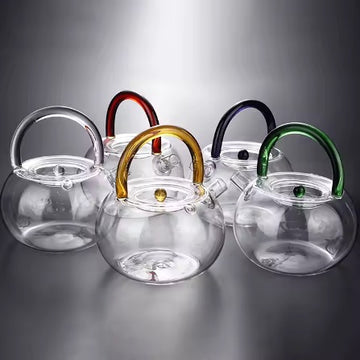 This glass teapot will quickly brew tea. You can easily make different types of tea in this teapot, whether it's green tea, fruit tea, or black tea, and you can make loose tea all year round.